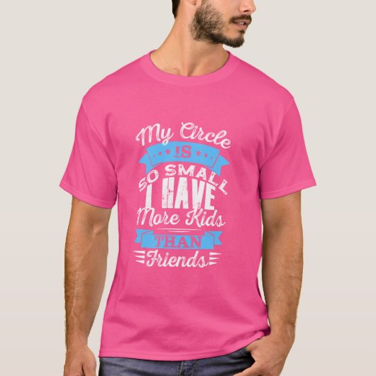 私のサークルは小さいので友達より子供が多い Tシャツ (正面)