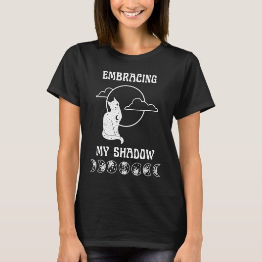 私のシャドーの機知に富んだ月の猫のシャドーを抱き込むWi Tシャツ (正面)
