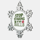 私のストップボールの汚いクリスマスのユーモアを見つめて スノーフレークピューターオーナメント (右)