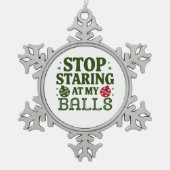 私のストップボールの汚いクリスマスのユーモアを見つめて スノーフレークピューターオーナメント (正面)