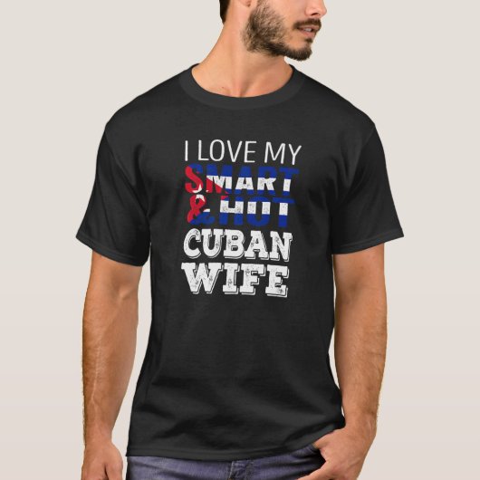 私のスマートでセクシーなキューバ人の妻が大好き Tシャツ (正面)