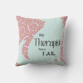 私のセラピストはテールパステルピンクのブルーフローラを持っている クッション (裏面)