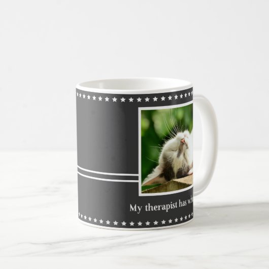 私のセラピストはヒゲの写真を持っている コーヒーマグカップ (正面右)