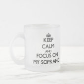 私のソプラノの平静そして焦点を保って下さい フロストグラスマグカップ (左)