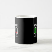 私のソーシャルバッテリー低エネルギー反社会的 コーヒーマグカップ (中央)