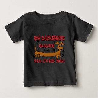 私のダックスフントは私の上を行ったり来たり ベビーTシャツ