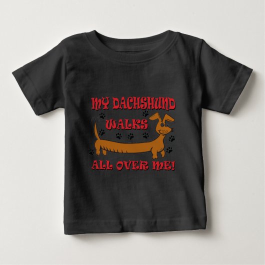 私のダックスフントは私の上を行ったり来たり ベビーTシャツ (正面)