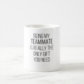 私のチームメイトは本当にあなたが必要とする唯一のギフトである コーヒーマグカップ (中央)