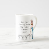 「私のティアラ、私の足、その他のキスは何でも食べられるわ！」 ボーンチャイナマグカップ (正面右)