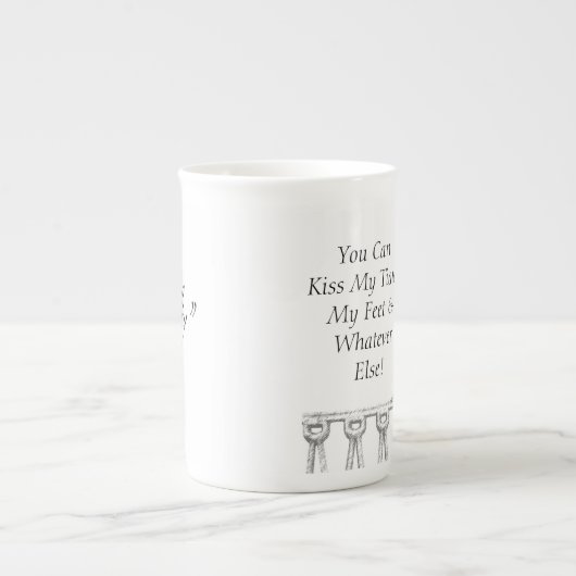 「私のティアラ、私の足、その他のキスは何でも食べられるわ!」 ボーンチャイナマグカップ (正面)