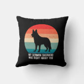 私のドイツ人の羊飼いはあなたについて正しかった犬レトロ クッション (裏面)