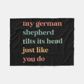 私のドイツ人の羊飼いは、犬Lのようにその頭を傾ける フリースブランケット (正面(横))