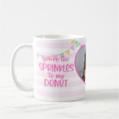 私のドーナツにピンクの写真が振りかける コーヒーマグカップ (左)