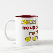 私のナットを見るひよこの整列 ツートーンマグカップ (左)