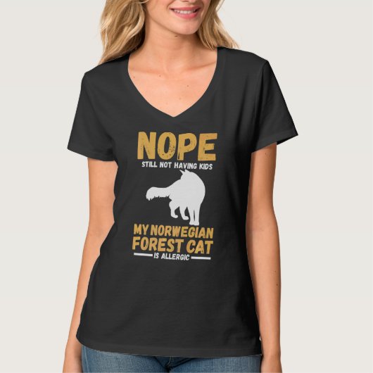 私のノルウェーの森はアレルギーだ Tシャツ (正面)