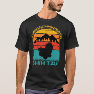 私のハイキングパートナーは4脚シーズー(犬)Tzuを持っている Tシャツ