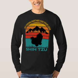 私のハイキングパートナーは4脚シーズー(犬)Tzuを持っている Tシャツ
