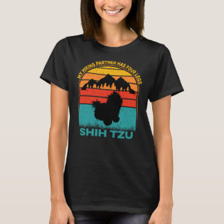 私のハイキングパートナーは4脚シーズー(犬)Tzuを持っている Tシャツ