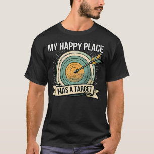 私のハッピーな場所には的を射るアーチェリーの矢があります Tシャツ