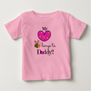 私のハートはお父さんに蜂憧れます! (ピンク及び黄色) ベビーTシャツ
