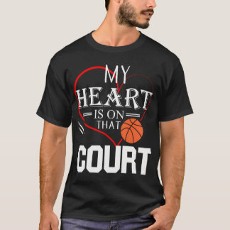 私のハートはそのコートのバスケットボールのママパパギフト上にある Tシャツ