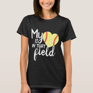 私のハートはそのフィールドカスタムソフトボールのシャツに着ている Tシャツ
