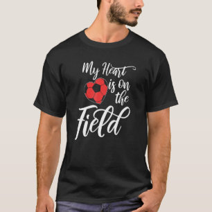 私のハートはそのフィールドサッカー運動選手のママパパにある Tシャツ
