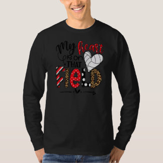 私のハートはそのフィールドバレーボールのママLeopard M上にある Tシャツ