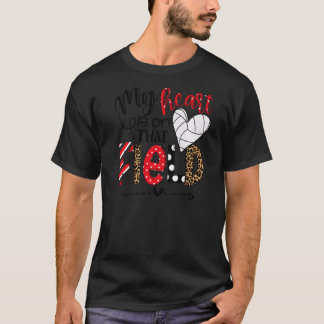 私のハートはそのフィールドバレーボールのママLeopard M上にある Tシャツ