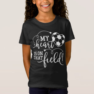 私のハートはサッカーのママのためにあの分野にいる Tシャツ