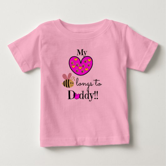 私のハートはパパに憧れている！（ピンクと黄色） ベビーTシャツ (正面)