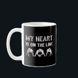 私のハートはライン上にある – Football Lineman I コーヒーマグカップ<br><div class="desc">デザインクールは、友達とサッカーを見たり、チームメイトとサッカーを楽しんでい遊る人に最適!私のハートはライン上にある'クール引用文は、自宅やスタジアムでサッカーの試合を見るために攻撃的なラインマンママやパパのために、尾行。君はサッカー誇りを持ったファンか?このアートでスタイルを強調しよう!攻撃的なラインマン素晴らし、サッカーファンのパパ、攻撃的なラインマンのママ、フットボール選手の息子、サッカー選手の娘、またはスポーツファンの祖父や祖母とデートする友人のためのギフト。</div>