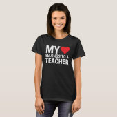 私のハートは先生の可愛いガールフレンドの妻だ Tシャツ (正面フル)
