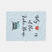 私のハートは木々と湖の家にある フリースブランケット (正面(横))