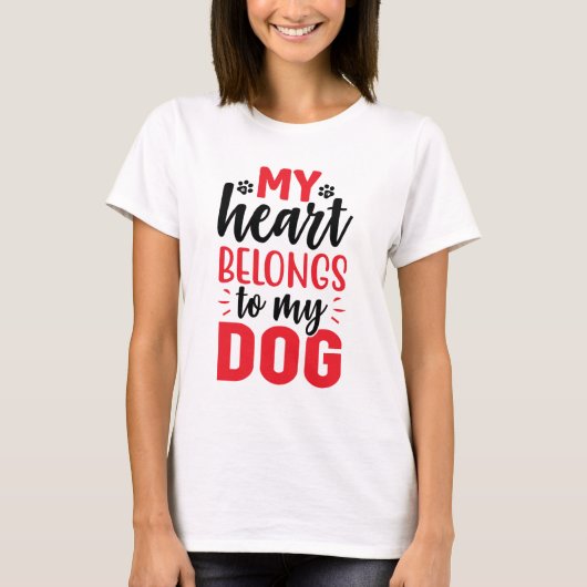 私のハートは犬好きの愛人愛人Tシャツだ Tシャツ (正面)