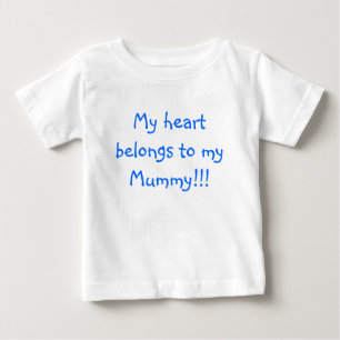 私のハートは私のミイラに!属します!! ベビーTシャツ