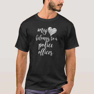 私のハートは警察官に属している Tシャツ