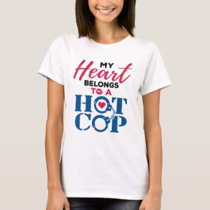 私のハートは警察官の妻に属している Tシャツ
