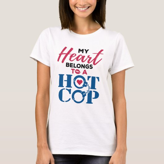 私のハートは警察官の妻に属している Tシャツ (正面)