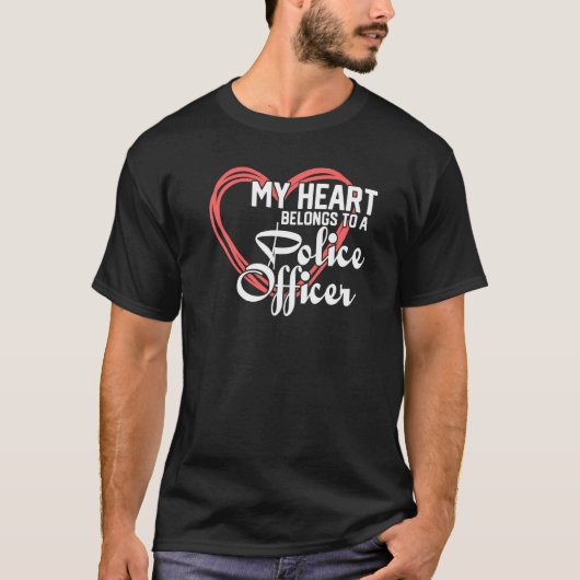 私のハートは警察官の妻の母に属している Tシャツ (正面)