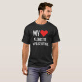 私のハートは警察官の記念日に属しているQ Tシャツ (正面フル)
