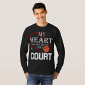 私のハートは、そのコートバスケットボールママパパギフト Tシャツ (正面フル)