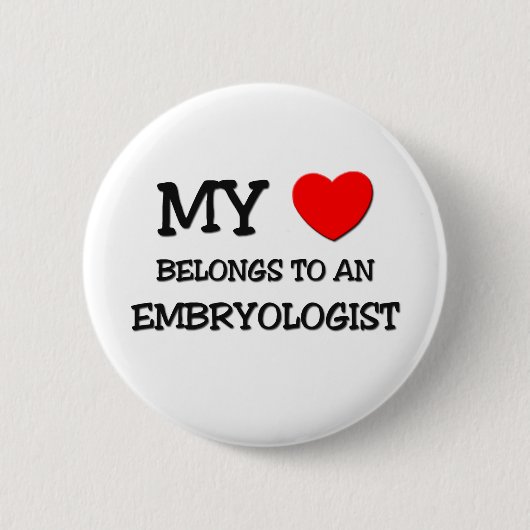 私のハートはEMBRYOLOGISTに属します 缶バッジ (正面)