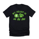 私のハートはLine Football 1プレーヤー上にある Tシャツ<br><div class="desc">私たちの独占的「私のハートはラインにある」Tシャツをご紹介。専用のサッカーファンやサポーターに最適なアパレ誇りを持ったル！この快適スタイリッシュなティーは、あなたの選手の番号とサッカーのヘルメットとダイナミックなフロントデザインを備え、ゲームの情熱と強度を象徴する。心のこもったスローガン「私のハートはライン上にある」は、若者のサッカーを生き、呼吸する真のファンの感情とコミットメントを捉えている。背中に選手の名前と番号を追加し、このシャツを自分のパーソナライズされたアスリートに捧げお気に入りのる。私たちの"私のハートはライン上にある"私のシャツは、青少年サッカーを見てサポートすることを愛するすべての人のための必需品である。この意味のあるファンのギアユニークで、サポートとプライドを表示！</div>