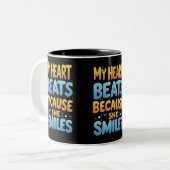 私のハートビートの彼女のための祝 – 愛のスタイル ツートーンマグカップ (正面左)
