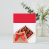 私のバレンタインのイチゴの赤い弓箱になる ポストカード (スタンド正面)