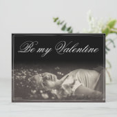 私のバレンタイン – 嘘をつく若い女性 (スタンド正面)