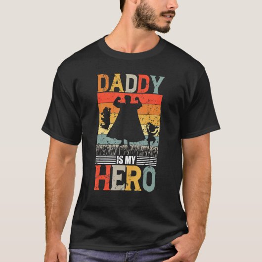 私のパパはヒーローのお父さん Tシャツ (正面)