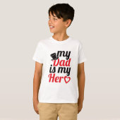 私のパパは私のヒーロー(父の幸せな日) Tシャツ (正面フル)