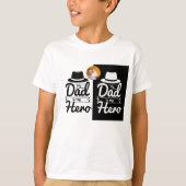私のパパは私のヒーロー| 父の日の特別写真付き Tシャツ (正面)